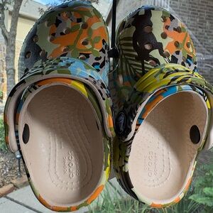CROCS Kids Colorful Camo Sandals